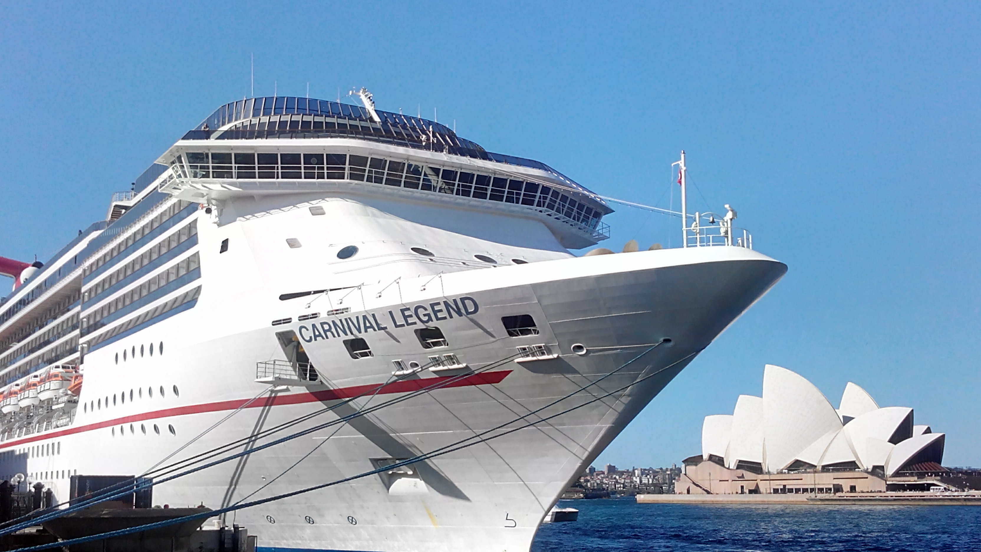 Cruise in front of Opera House
